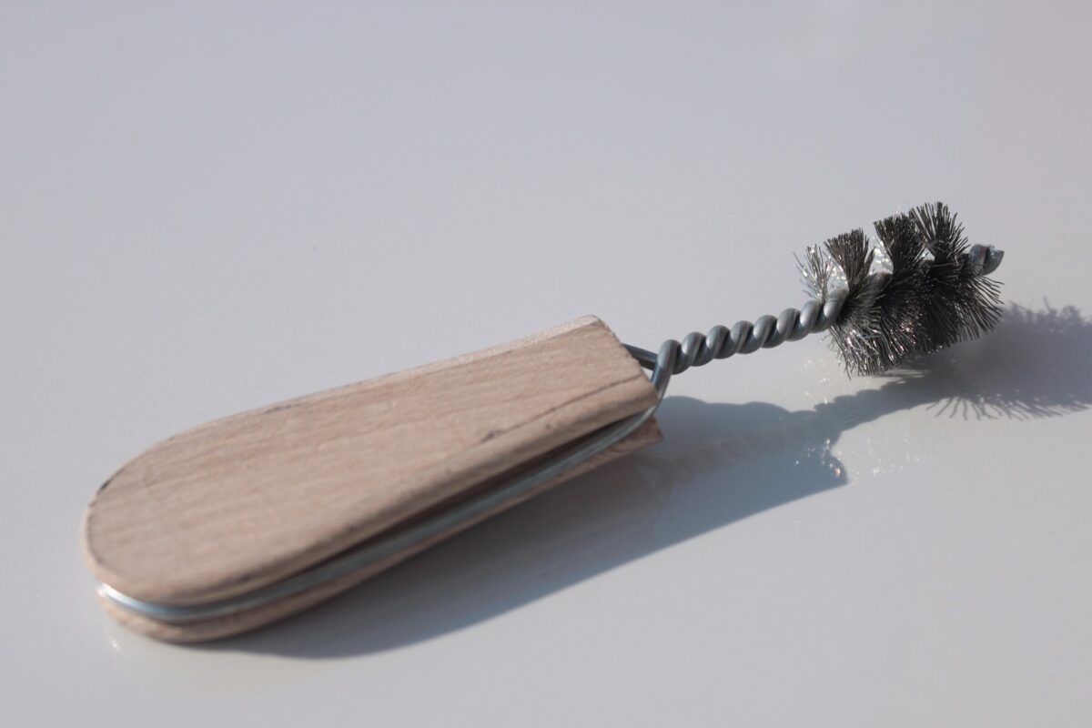 an example of a handheld brush wire brush
